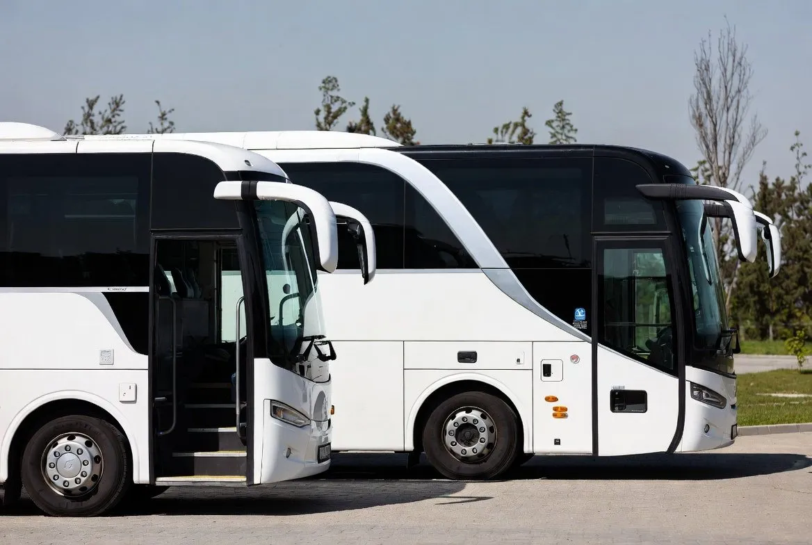 Twee touringcars op een parkeerterrein