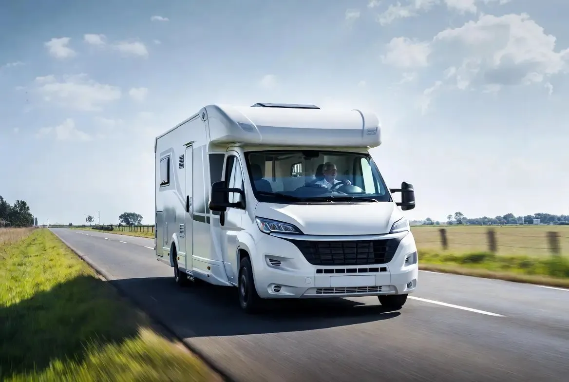 Grote camper op een landweg