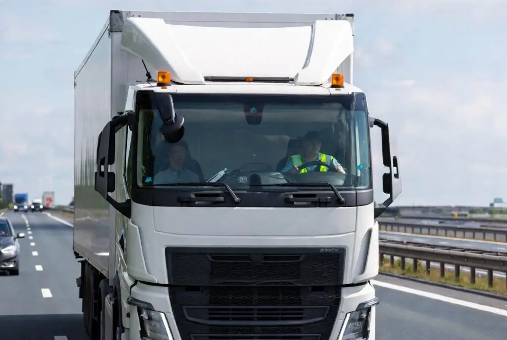 Carrièreswitcher en werkgever bespreken spoedtraject vrachtwagenrijbewijs C