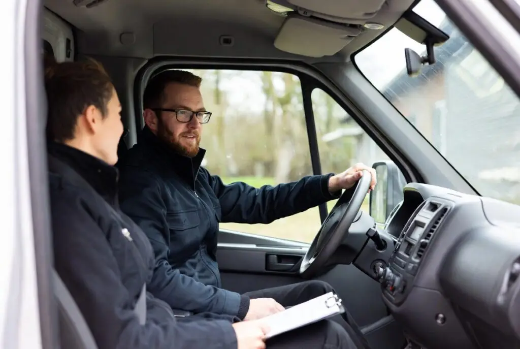 Vrachtwagen rijdt door stedelijk gebied tijdens opleiding rijbewijs C