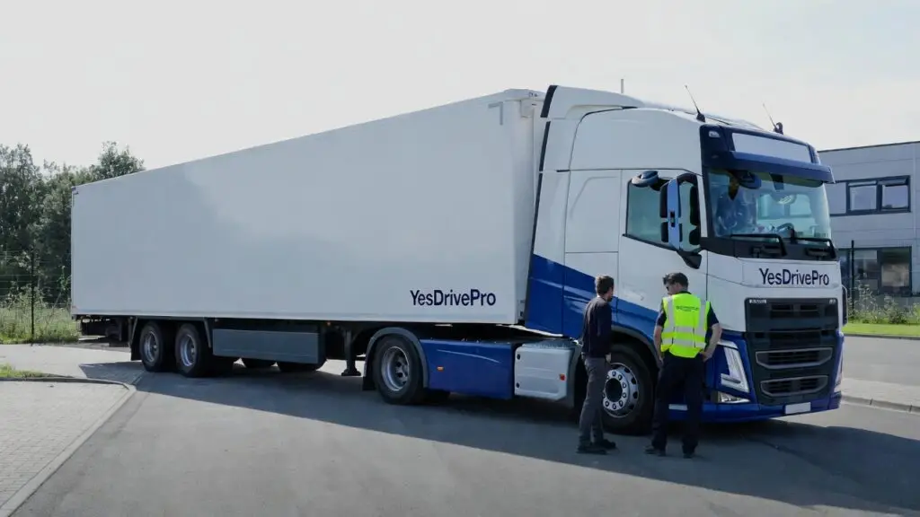 Vrachtwagen op de snelweg – rijbewijs C opleiding bij YesDrivePro
